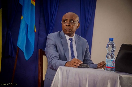 Me Théodore Nganzi en pleine défense de sa thèse (DR)