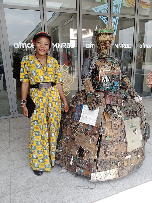 Aïcha Mena posant à côté de Mwasi Mwinda au Musée deKkinshasa (DR)