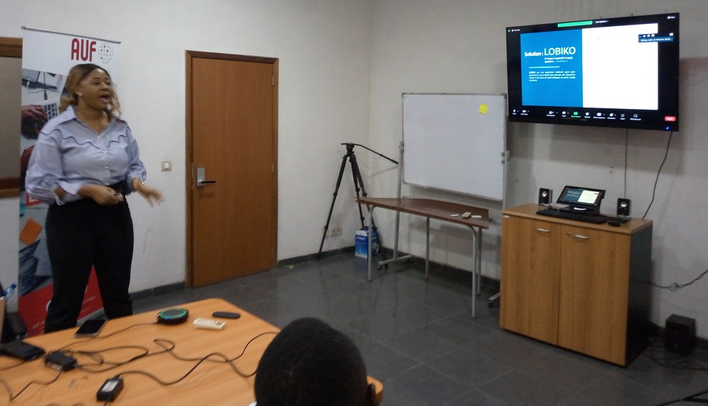 Séphora Kapinga présentant l’application « Lobiko » au jury (Adiac)