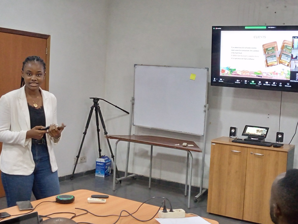  Élie Mbeki présente le projet « La Fleur » face au jury (Adiac)