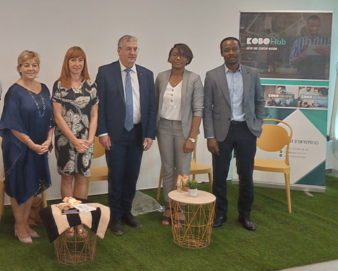 Kathryn Brahy, déléguée générale de WBI, P. Delcomminette et le M-P Pierre-Yves Jeholet immortalisant leur passage à Kobo Hub (Adiac)