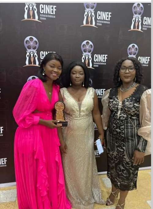  Christelle Zunon avec la réalisatrice Clarisse Muvuba et l’actrice-comédienne Maguy Kalomba (Adiac)