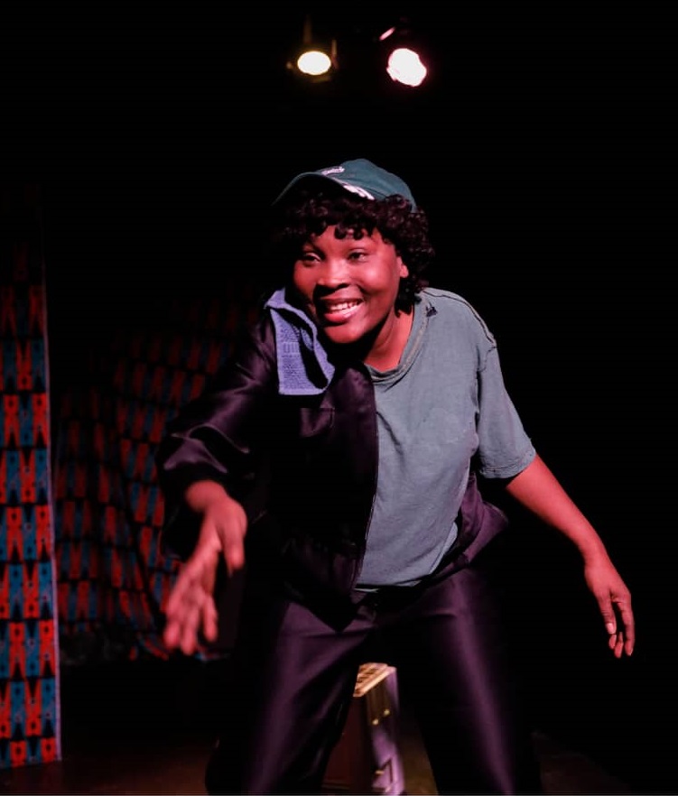 Maguy Kalomba dans le personnage du soulard dans Bongolatrices (DR)