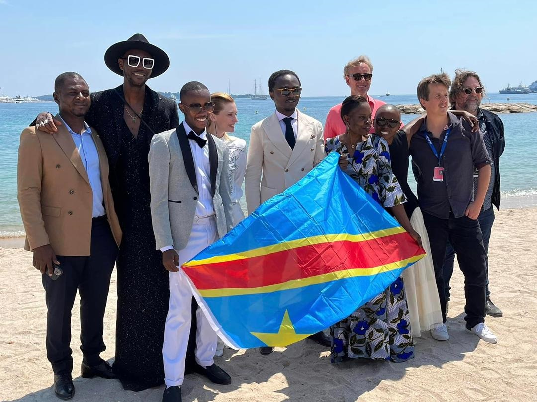 Marcel Otete (Paco) et Marc Zinga (Koffi) brandissant le drapeau congolais à côté d’Emmanuel Lupia et Baloji à la Croisette (DR)
