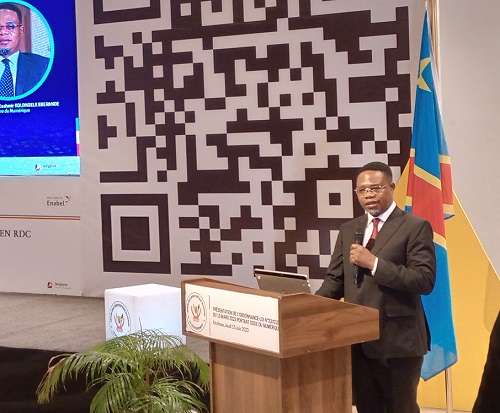 Le Ministre Kolongele Eberande présentant le Code numérique au Pullman (Adiac)