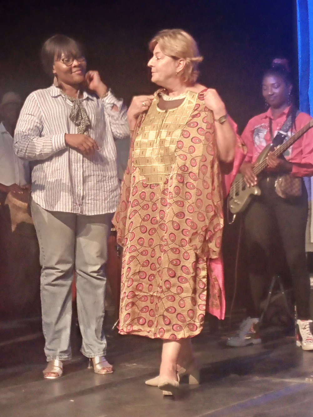 2 : Katrhyn Brahy présentant sa robe tunique, une confection de Lucie Viminde/ Adiac