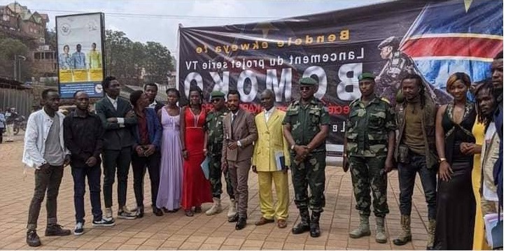 2 : Sergens Kabika Bashonga, son équipe et des militaires, au lancement du tournage/ DR