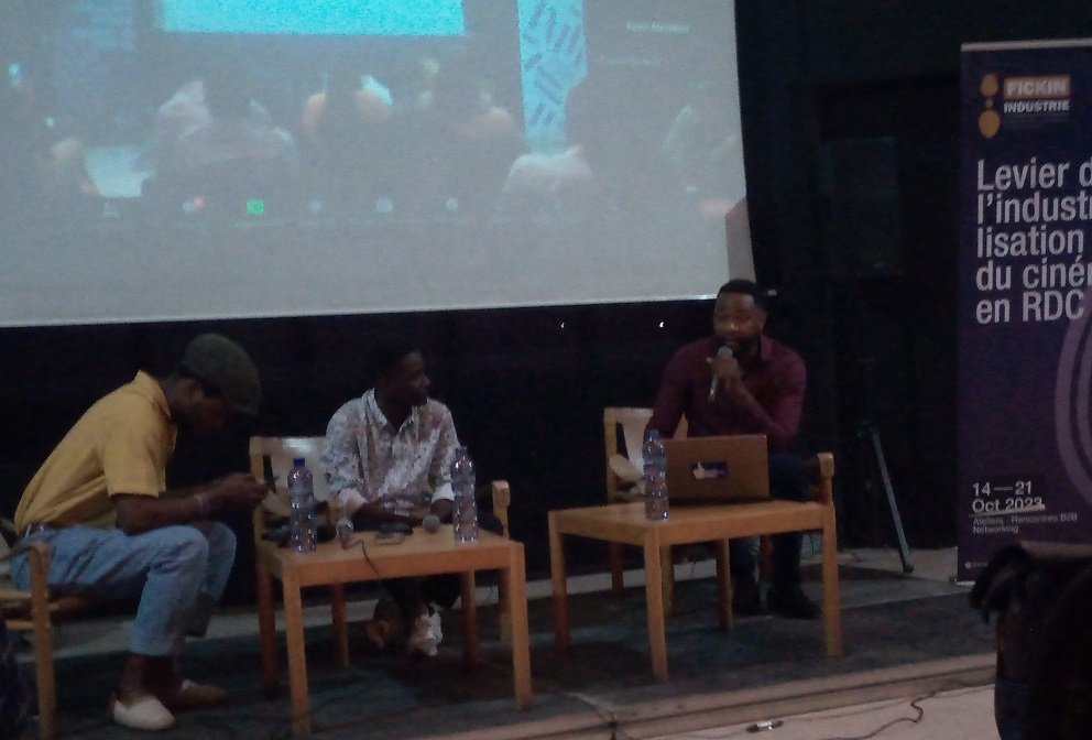 1 : Kevin Mavakala entouré de Tshoper Kabambi, au micro, et Hénoch Kiyombo /Adiac