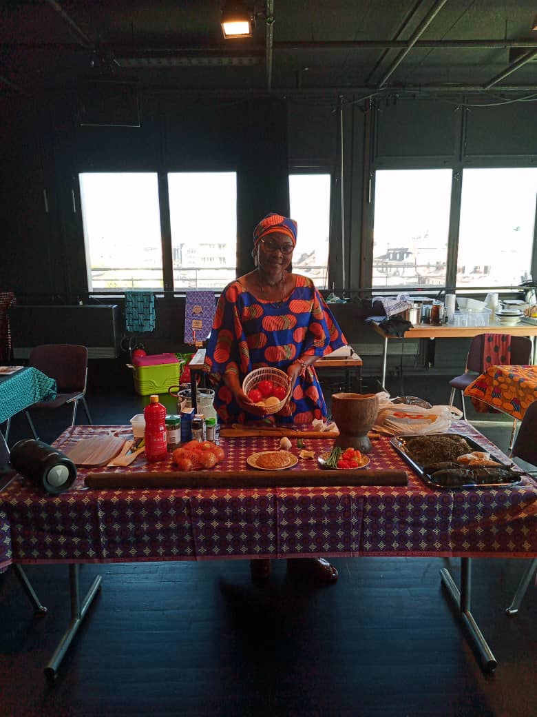 2 : Maguy Kalomba s’apprêtant à préparer le fumbwa à la Fête du théâtre/ DR