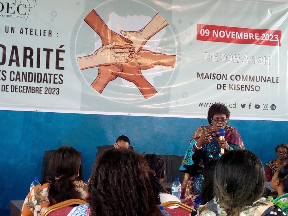 1 : Georgette Biebie, doyenne des candidates, les encourageant à l’atelier/ Adiac