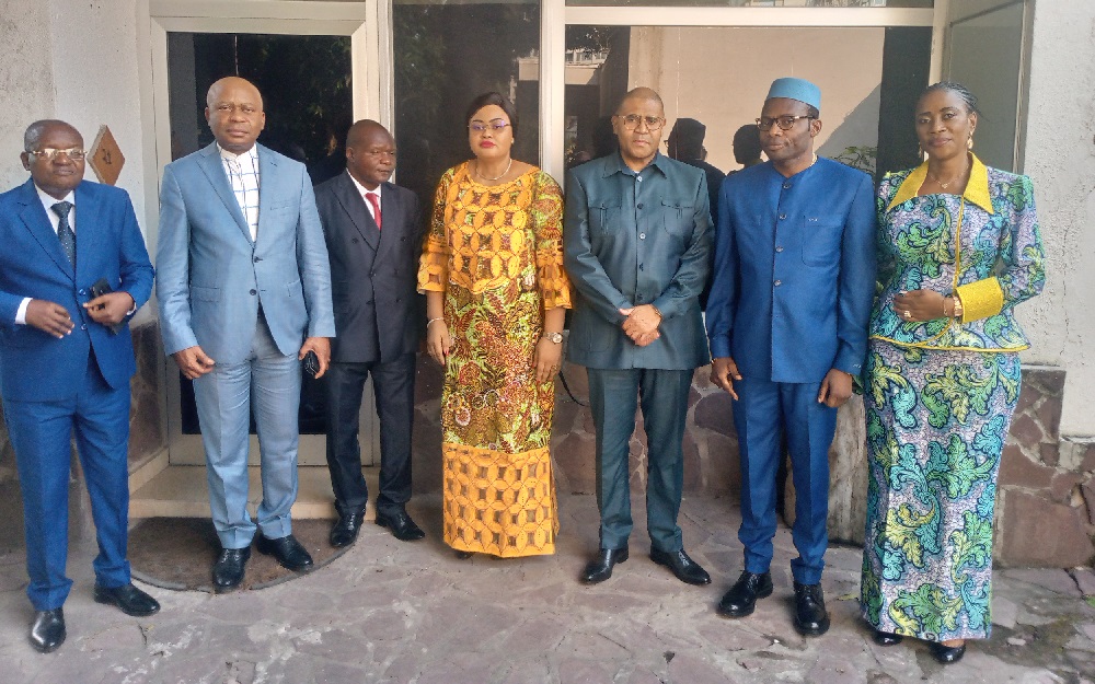 2 : Photo de famille avec le personnel administratif témoin de la remise et reprise/ Adiac