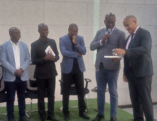  2 : Baptême de l’ouvrage par Karim Dende, directeur pays d’Internews / Adiac