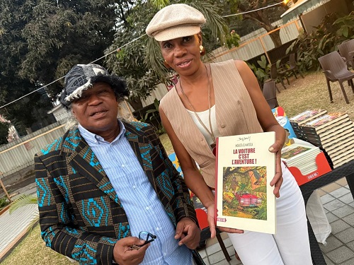  2  : Barly Baruti posant avec la journaliste N. Masela après la dédicace/ Adiac