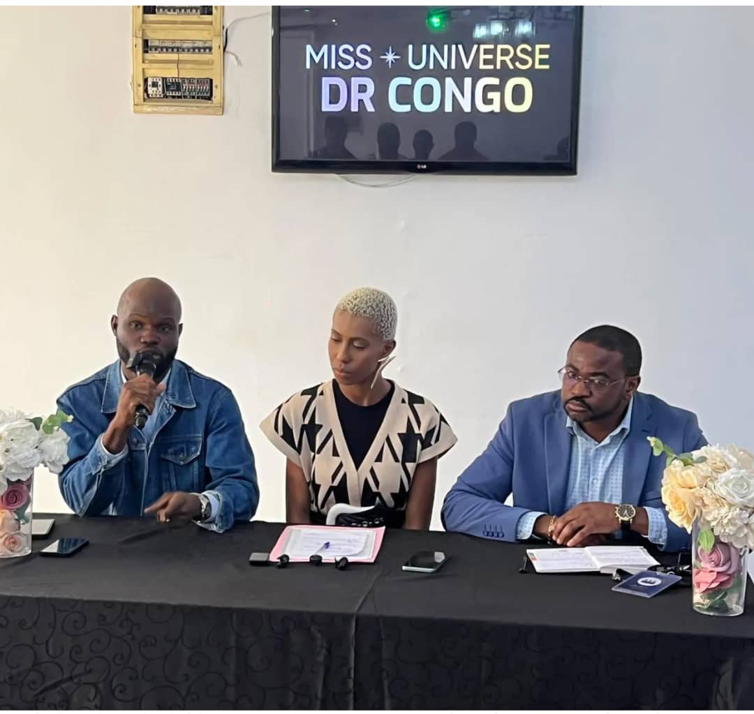 2  : Anado Kabika, directrice nationale de Miss Universe RDC entre son adjoint Luc Ambrosio Kayembe et Elie Ndibu du Comité d’organisation de Miss Universe RDC à la conférence de presse/ DR