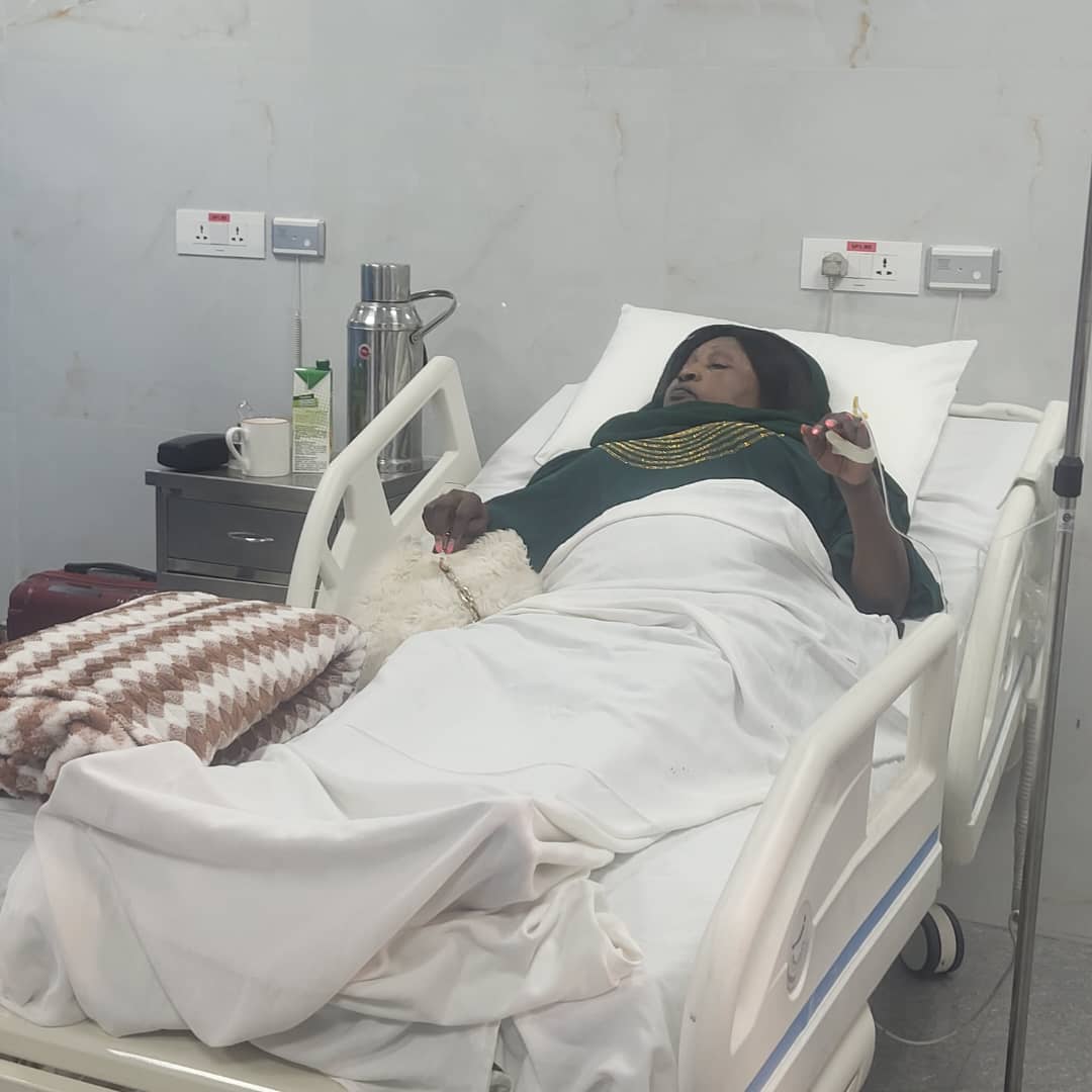 Photo  : Mbilia Bel sur son lit d’hôpital / DR