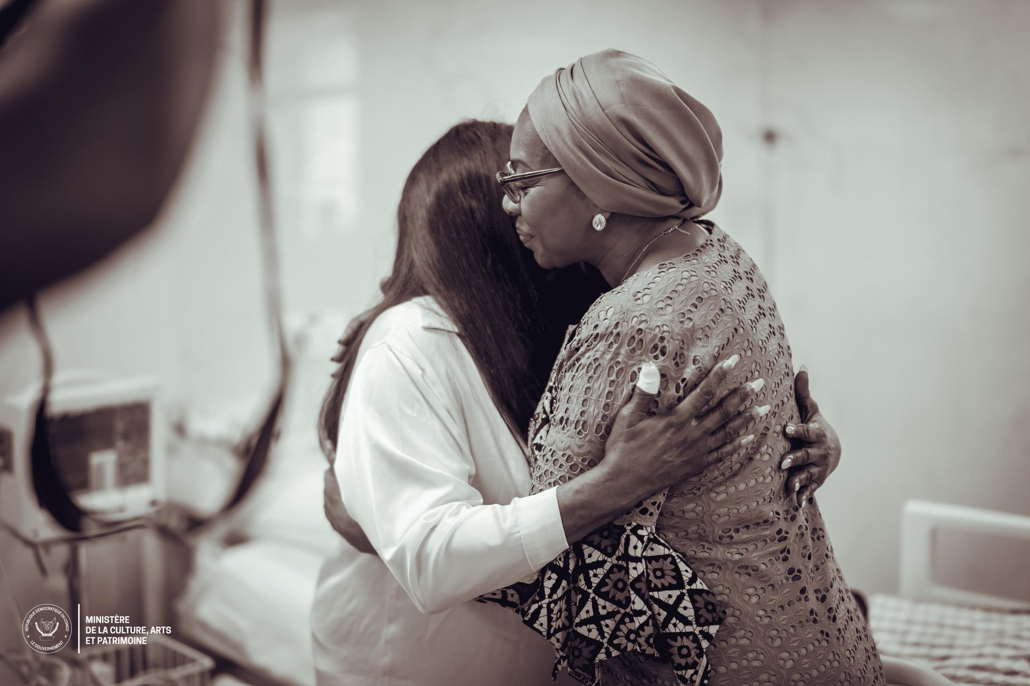  2  : Chaleureuses embrassades entre la Ministre Yolande Elebe et Mbilia Bel / DR