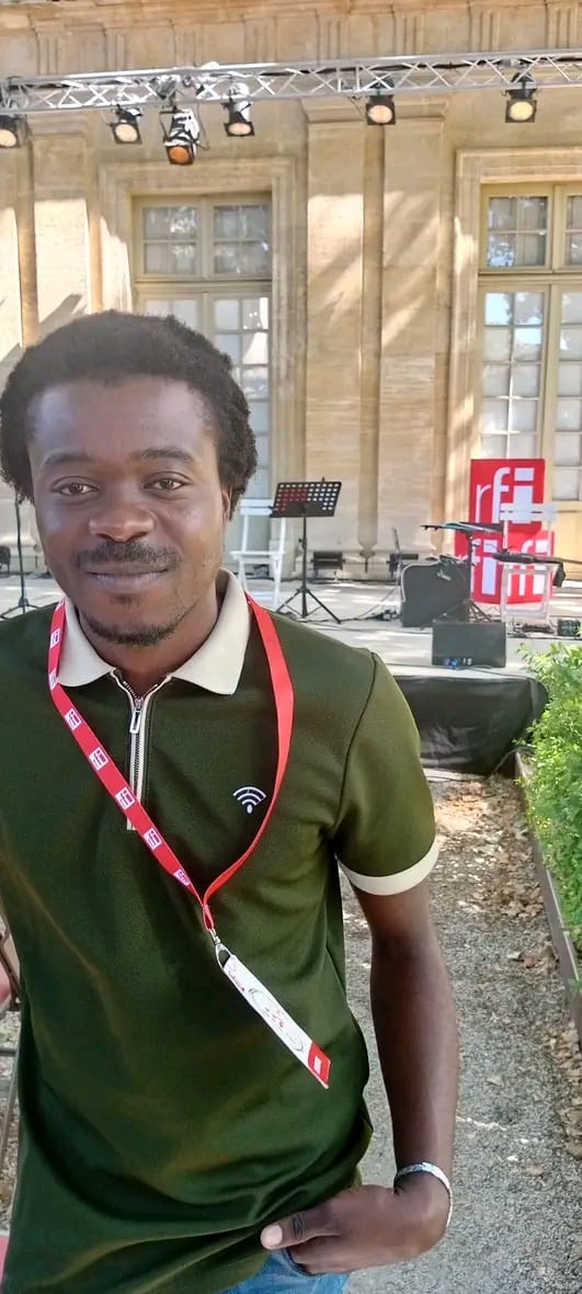 Photo  : L’auteur et dramaturge congolais Israël Nzila / DR