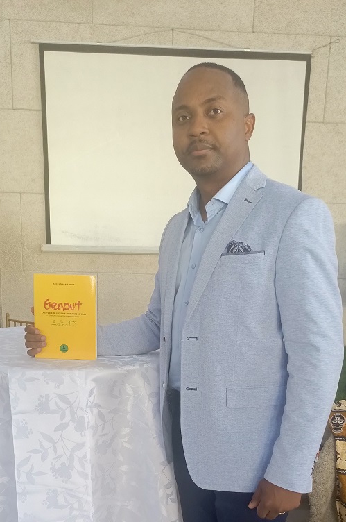 1 : Mambulu Ekutsu présentant le manuel « Genout » / Adiac