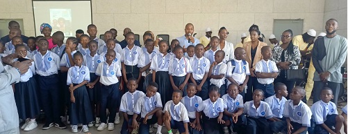 2 : Photo de famille avec les élèves du Collège Dr Cécile Mboyo / Adiac
