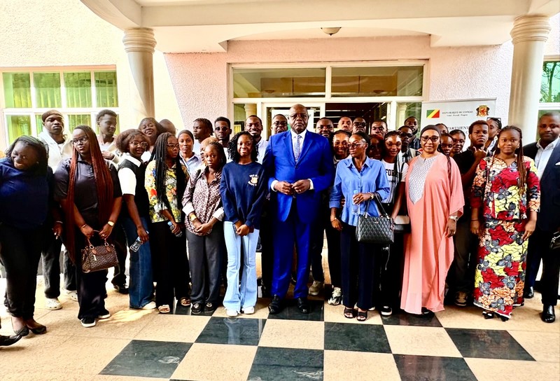 Photo de famille à l'issue de la rencontre entre l'ambassadeur Jean Félix Mokiemo et ses compatriotes à Kigali, juillet 2026