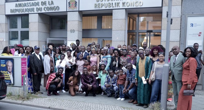 Photo de famille lors de la célébration du 66e anniversaire de l'indépendance de la république du Congo à Berlin