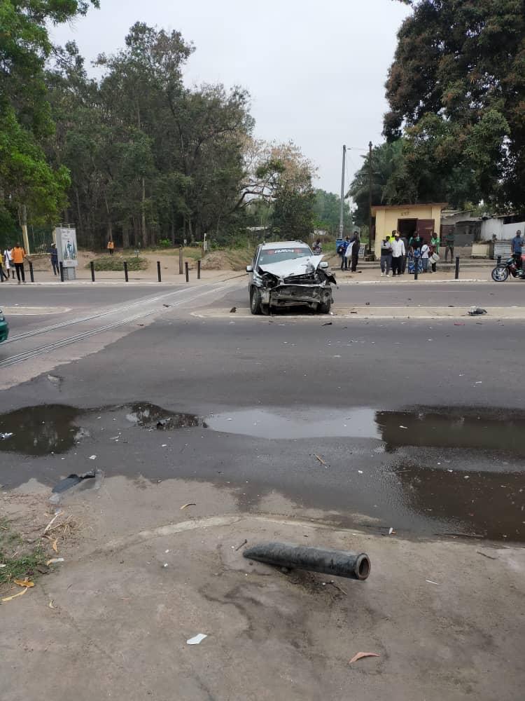 Circulation routière accident du 3 septembre à Brazzaville au contre-rail de la Patte d’Oie avec une berline ayant percuté de plein fouet un train de marchandise en provenance de Pointe Noire 