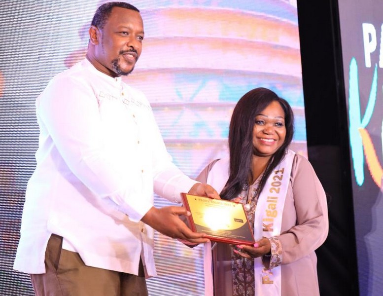 Agnès Ounounou, Prix Africain de Développement Awards, PADEV, de la “Meilleure promotrice africaine de l’entreprenariat féminin de la diaspora Congolaise”.