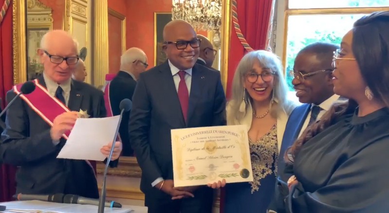 Armel Silvère Dongou lors de son élévation au rang de Médaillé d’Or de la Ligue Universelle du Bien Public en juin 2026 à Paris