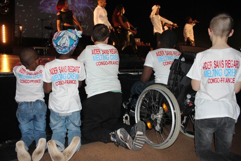Membres de l'association Aider Sans Regard aux abords de la scène du Melting Crew de Fontenay 2016