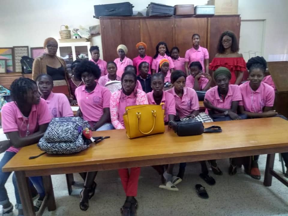 Photo de groupe à l'issue d'une séance de formation de l'association Lumière des Cultures à Dakar, Sénégal