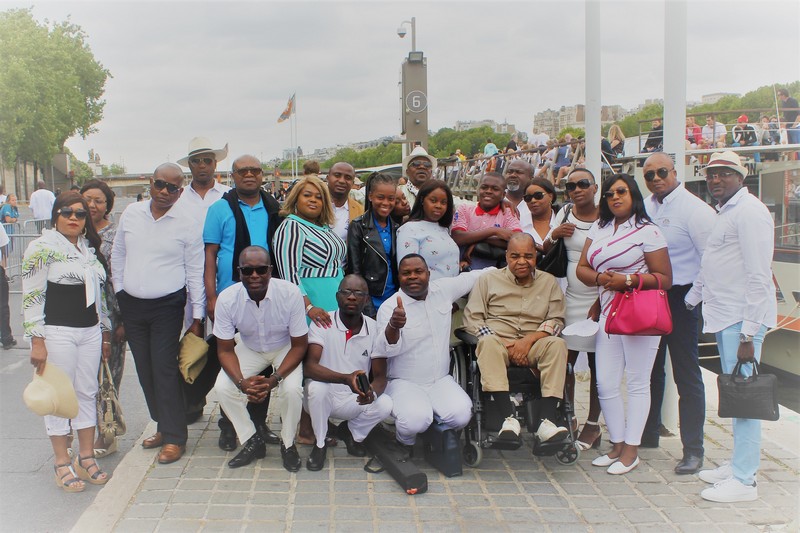 Photo de groupe des membres de l'ASSOCREEF à la sortie de la péniche lors de la croisière du 14 juillet sur la Seine