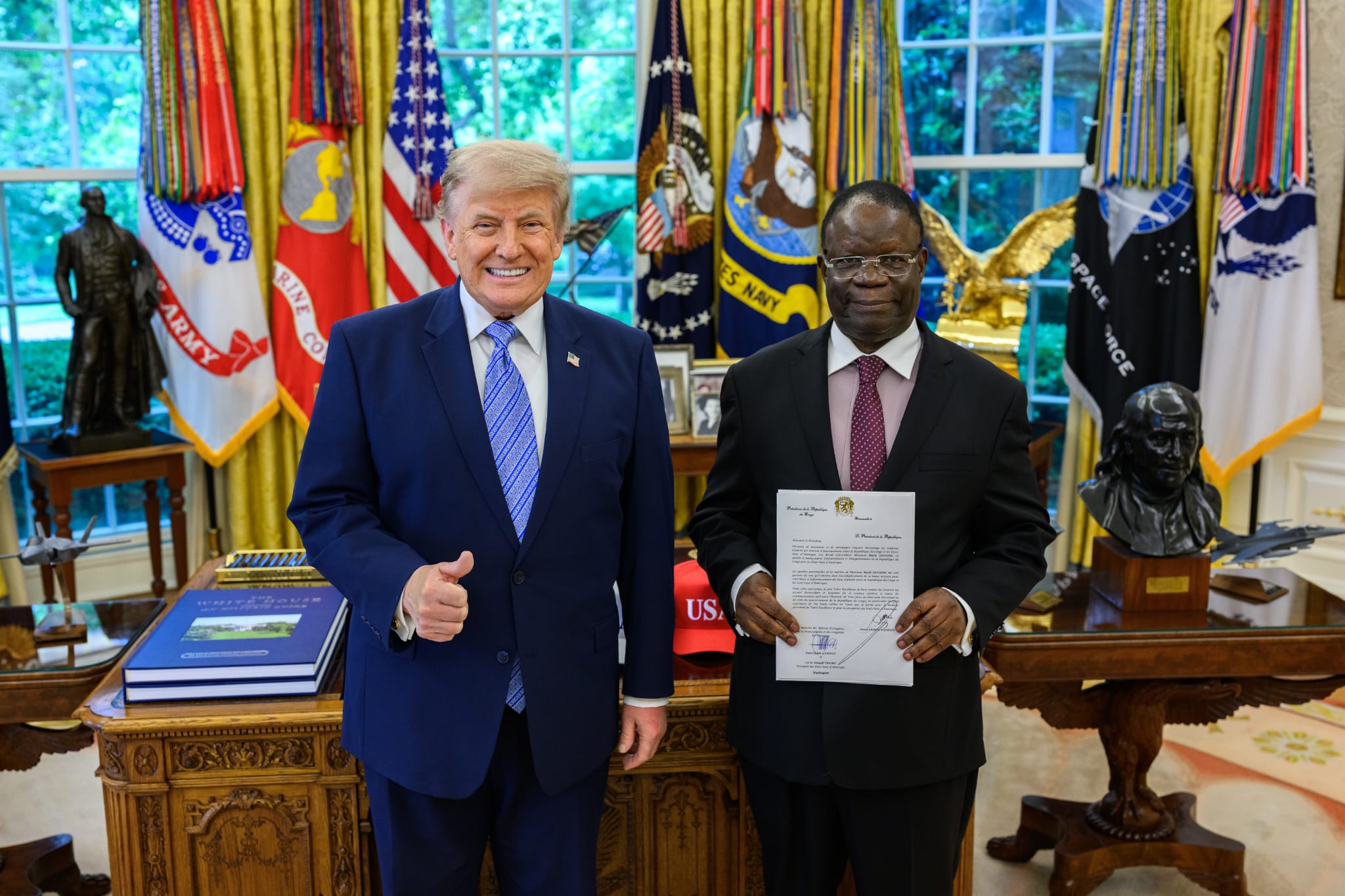 Basile Ikouebé lors de la présentation de ses lettres de créance au président américain Donald J. Trump à la Maison Blanche.