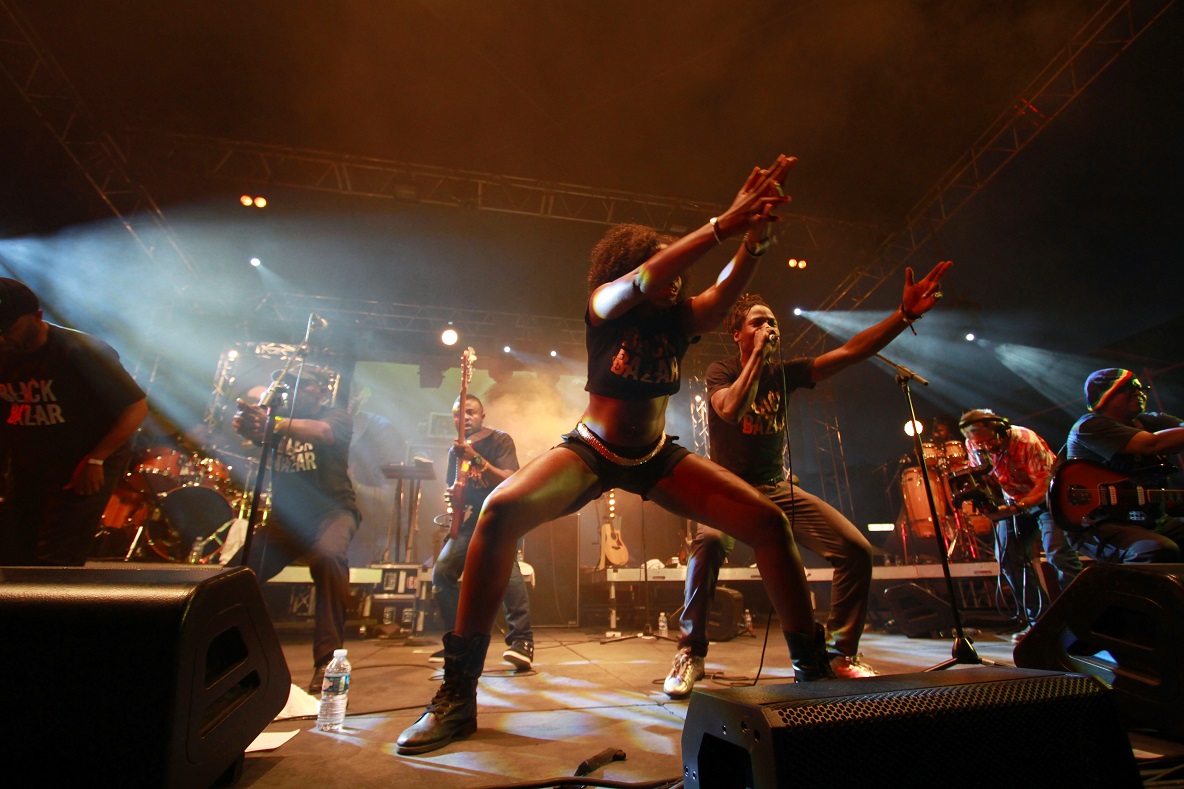 Black Bazar lors d'un concert au festival Africajarc