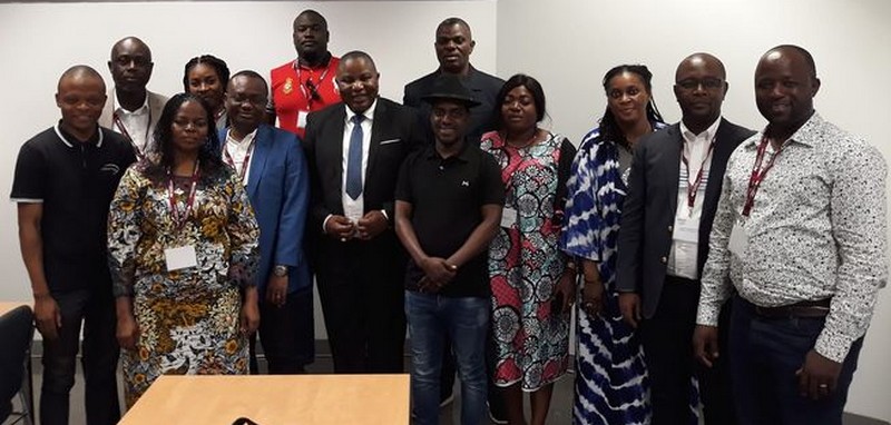 Brice Arsène Mankou au milieu des étudiants de l'ENAP au Canada