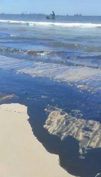 Capture d'écran -vidéo sur la séquence marée noire sur le littoral de Pointe Noire le dimanche 10 décembre 2023 Capture d'écran -vidéo sur la séquence marée noire sur le littoral de Pointe Noire le dimanche 10 décembre 2023