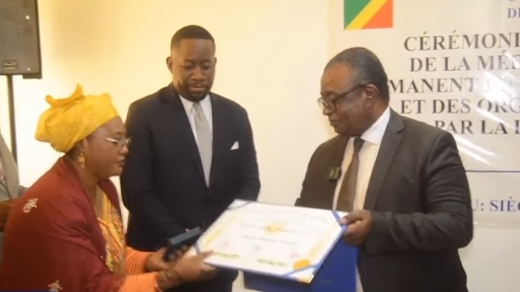 Cérémonie de la présentation du diplôme d'honneur et de la médaille d'or de la Ligue Universelle par Céphas Germain Ewangui