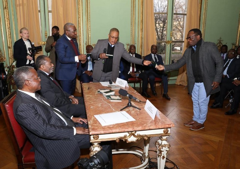 Cérémonie de la remise de passeports aux récipiendaires à l'ambassade du Congo en France, lundi 22 décembre 2022