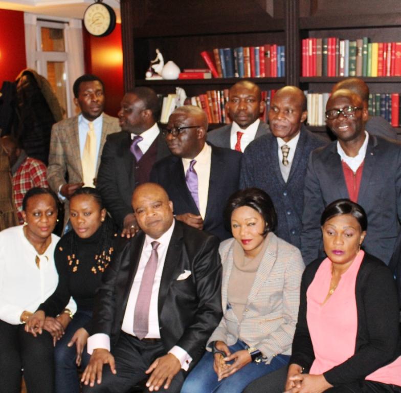 Photo de famille des militants du Club 2002 PUR fédération Europe au 13ème anniversaire à Paris