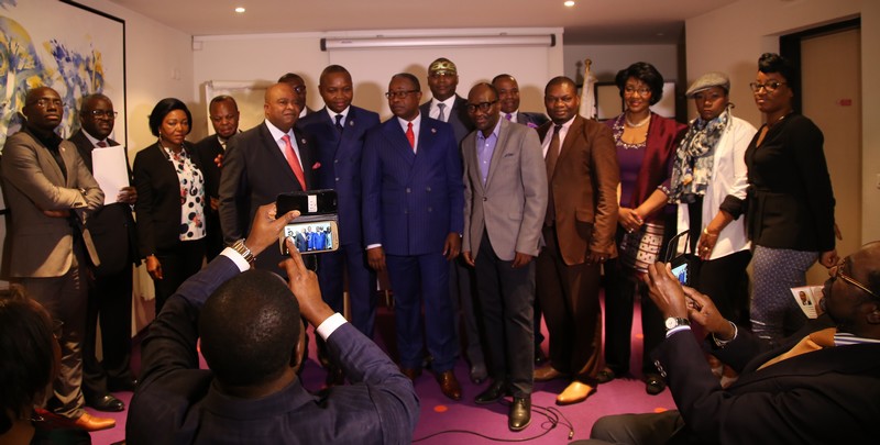 Photo de famille des membres du nouveau Bureau autour de Louis Gabriel Missatou délégué national représentant Juste Désiré Mondele, Secrétaire général du Club 2002 Pur