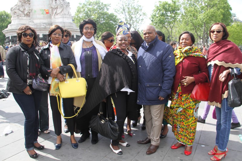 Club 2002 Pur -Militantes autour de Gloria Mylène Gassongo, Secrétaire national du genre et de la parité de passage à Paris et Bernard Boueno, président de la Fédération France-Europe à la place de la République