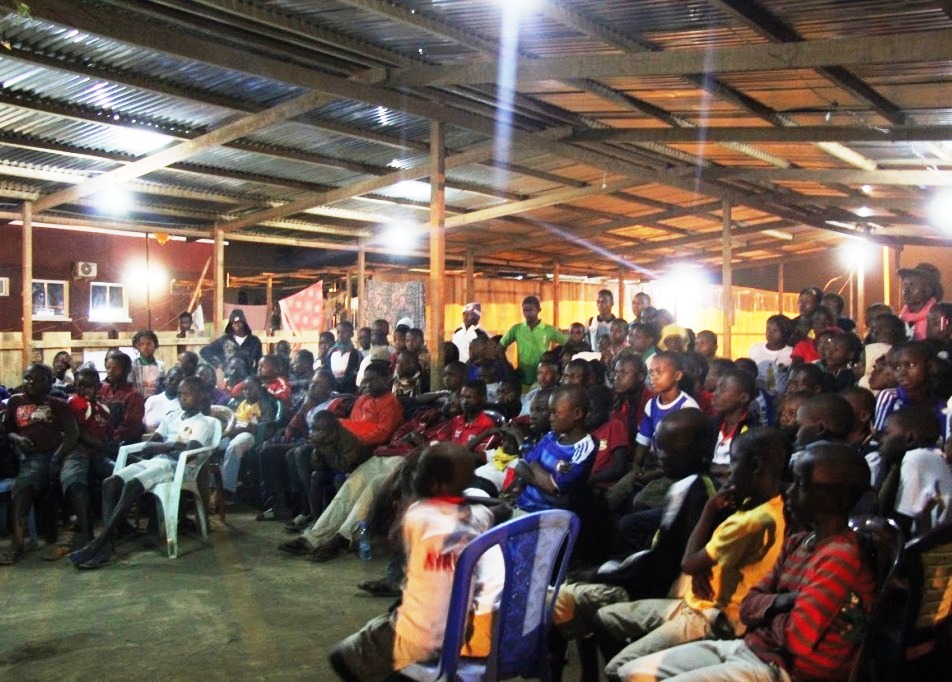 Séance de cinéma nocturne au camp de colonie de vacances Sibiti 2014 Séance de cinéma nocturne au camp de colonie de vacances Sibiti 2014