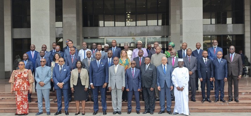 Photo de famille à l'issue de la communication de Constant-Serge Bounda aux Chefs de Missions Diplomatiques et Consulaires accrédités en République du Congo, membres du Groupe Afrique Photo de famille à l'issue de la communication de Constant-Serge Bounda aux Chefs de Missions Diplomatiques et Consulaires accrédités en République du Congo, membres du Groupe Afrique