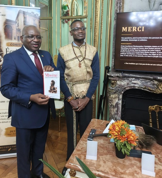 Ministre Conseiller Armand Rémy Tabawé lors de la conférence-dédicace de l'ouvrage Mwènè à Paris