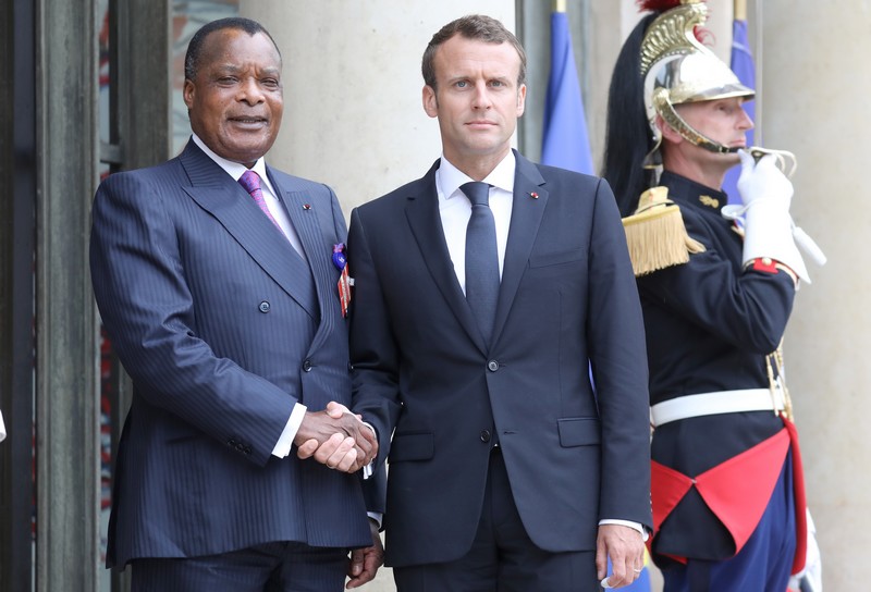 Le président français Emmanuel Macron (R) accueille le président de la République du Congo Denis Sassou N'Guesso à l'Elysée à Paris le 29 mai 2018 avant une conférence internationale sur la Libye. 