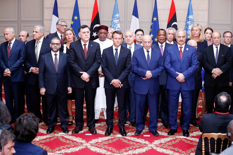 Les participants à la Conférence internationale sur la Libye écoutent un accord verbal entre les différentes parties concernant l'organisation d'une élection démocratique cette année à l'Elysée à Paris le 29 mai 2018.