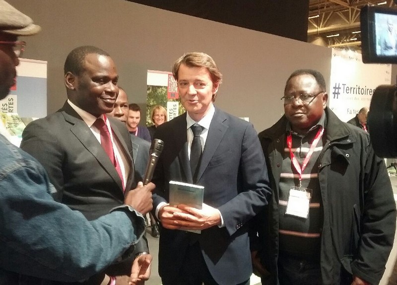 De gauche à doite Ghyslain Rodrigue Nguimbi Makosso, maire de Dolisie _François Baroin, président de l'AMF et Célestin Mokoki, maire de la commune d'Impfondo, 