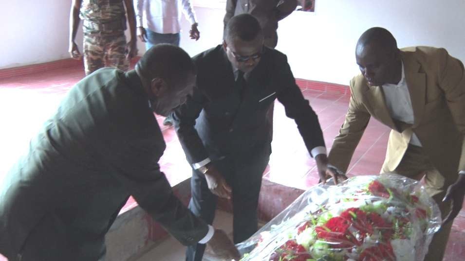 Dépôt de la gerbe de fleurs