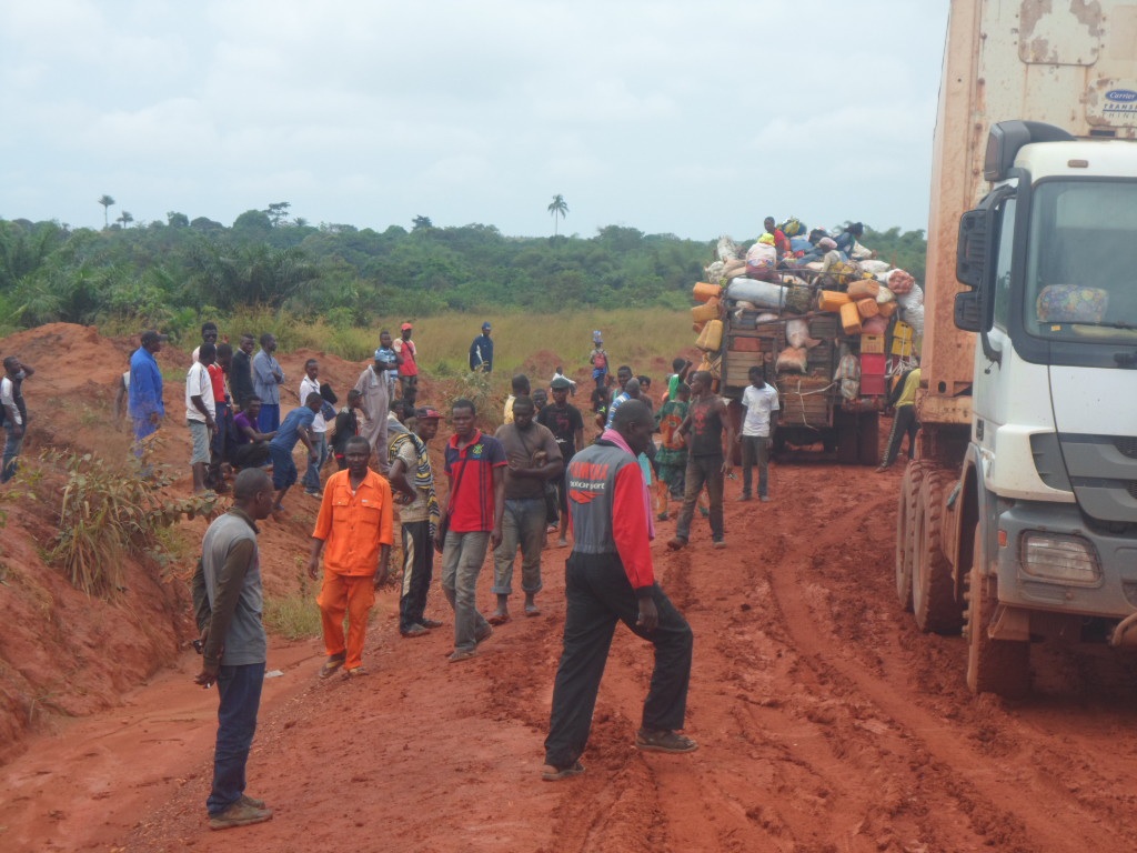 Des véhicules empêtrés dans un bourbier