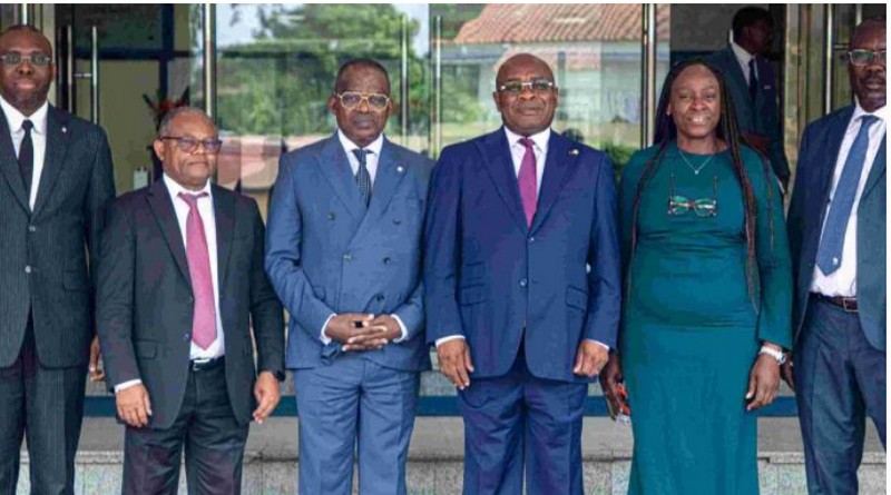Photo de famille à l'issue de la remise à Maixent Raoul Ominga de la médaille d'or, Brazzaville le 17 février 2026