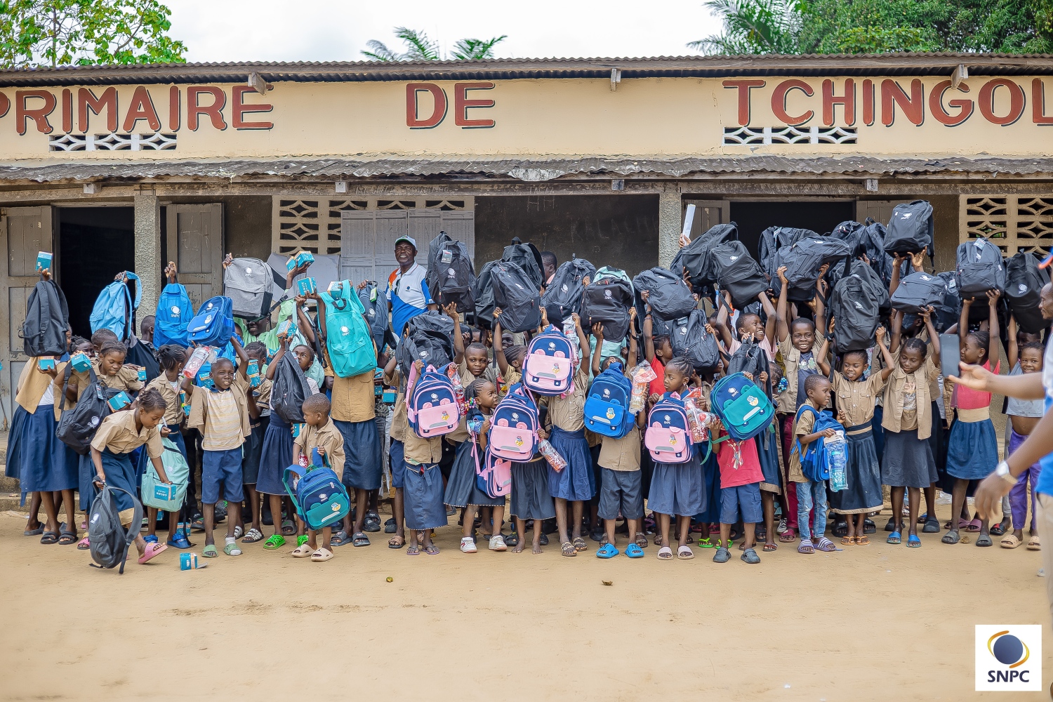Distribution kits scolaires par la Fondation SNPC aux élèves du département du Kouilou - octobre 2025 01.jpg